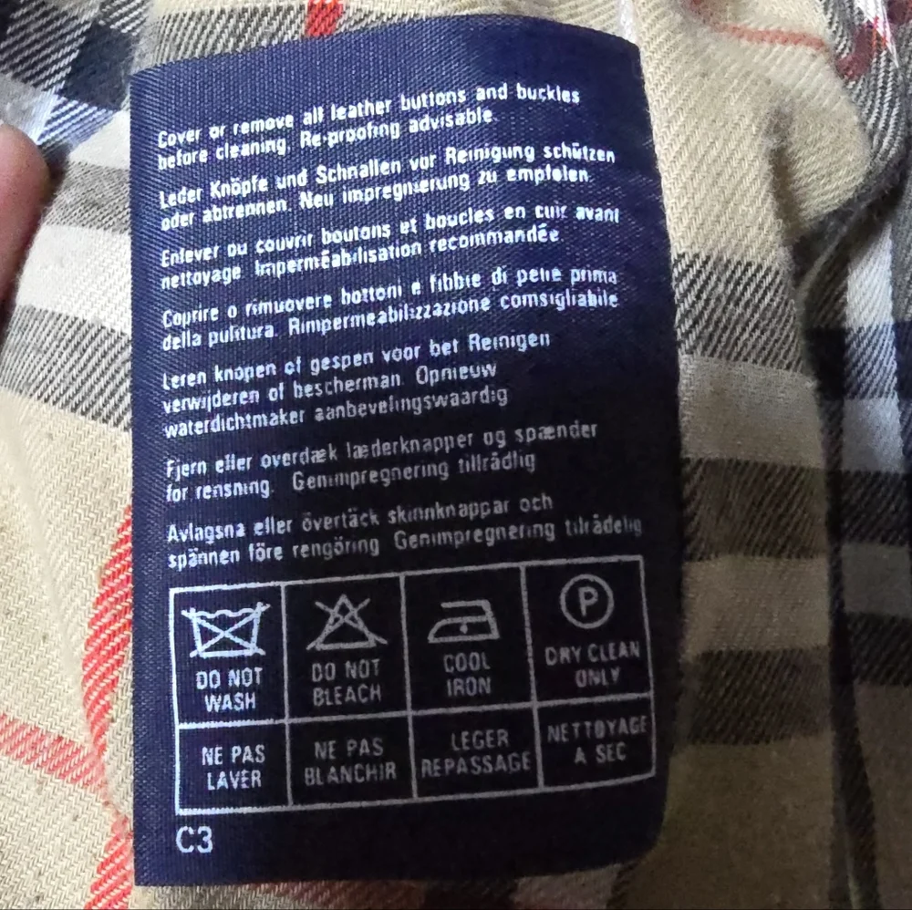 Vintage Burberry Classic Beige Trench Coat with Nova Check Lining - Picture 8 of 13